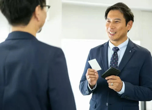 名刺入れの選び方マナー! ｜風水で人気の色＆NG色を男女別に解説【ビジネスシーンに最適】 - スタイルイコール