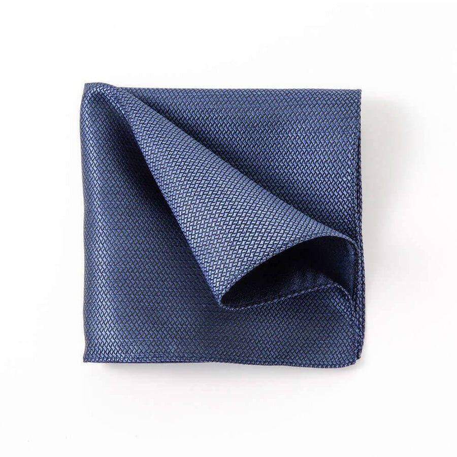 スーツを彩るポケットチーフ