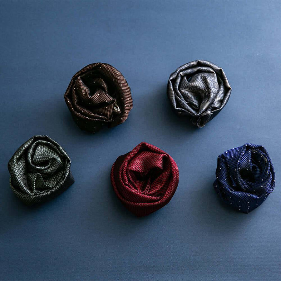 スーツを彩るポケットチーフ