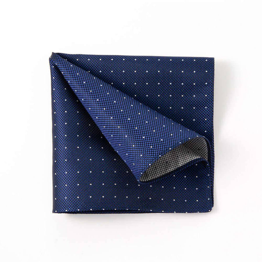 スーツを彩るポケットチーフ