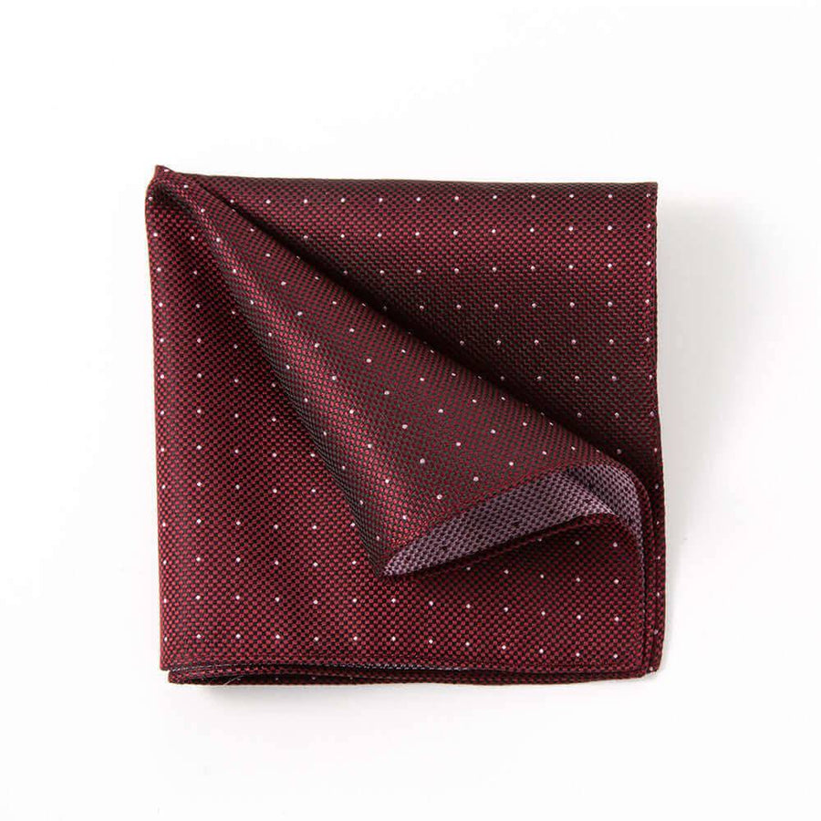 スーツを彩るポケットチーフ