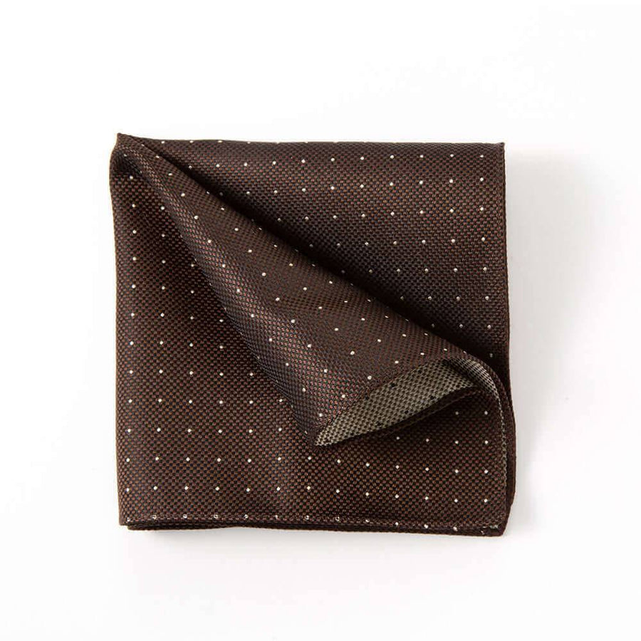 スーツを彩るポケットチーフ