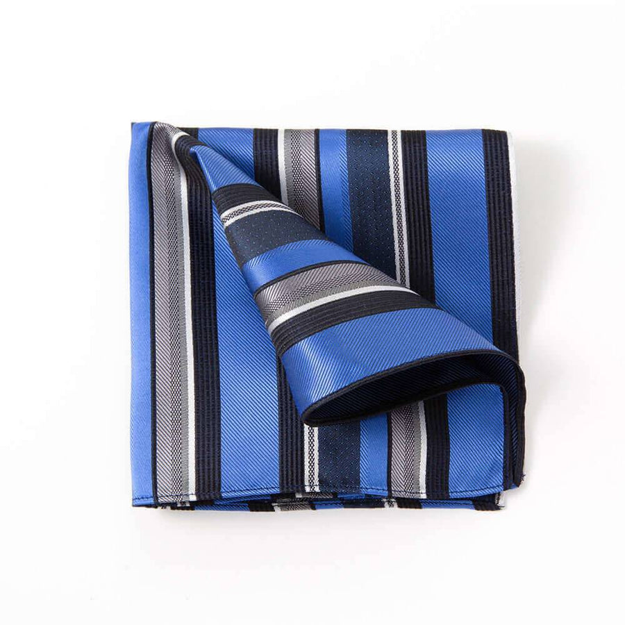 スーツを彩るポケットチーフ