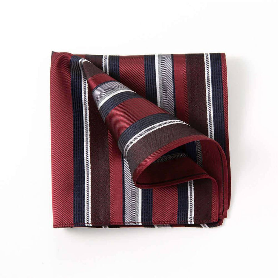 スーツを彩るポケットチーフ