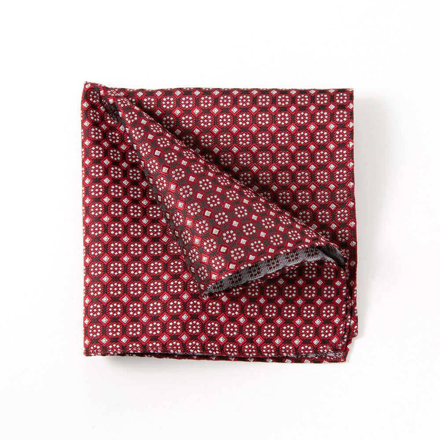 スーツを彩るポケットチーフ