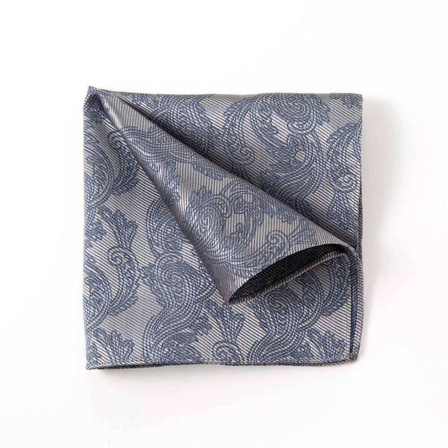 スーツを彩るポケットチーフ