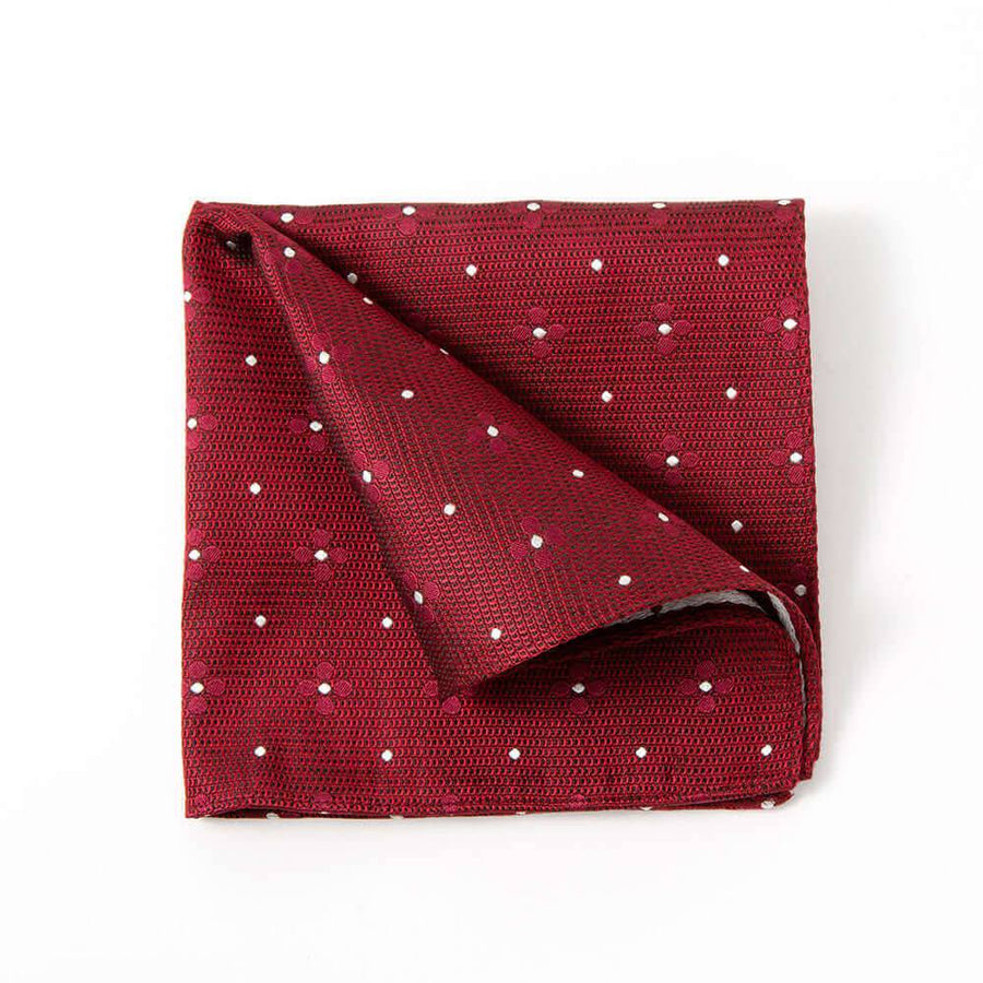 スーツを彩るポケットチーフ