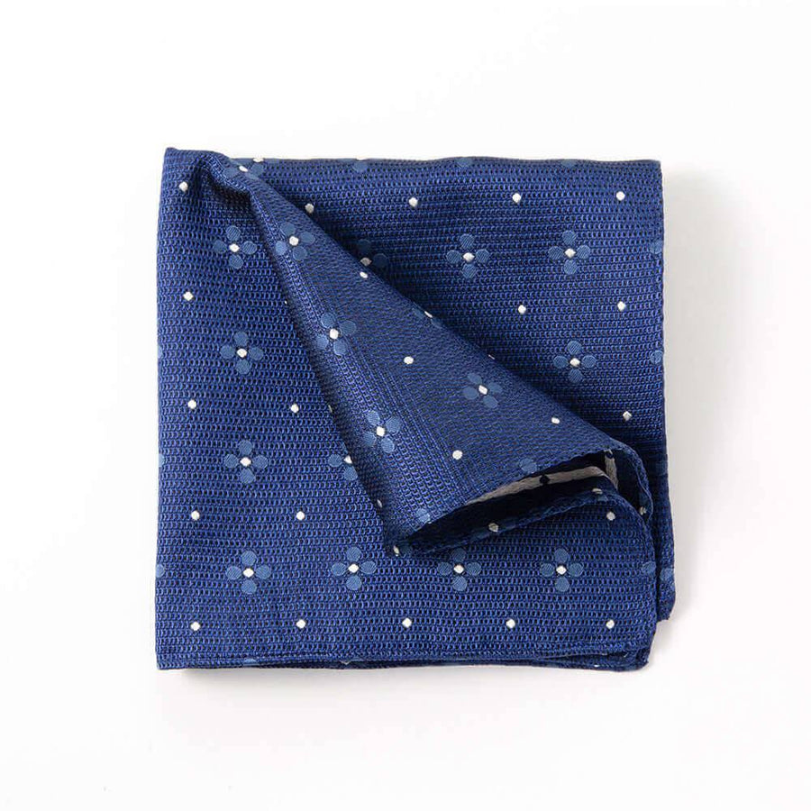 スーツを彩るポケットチーフ