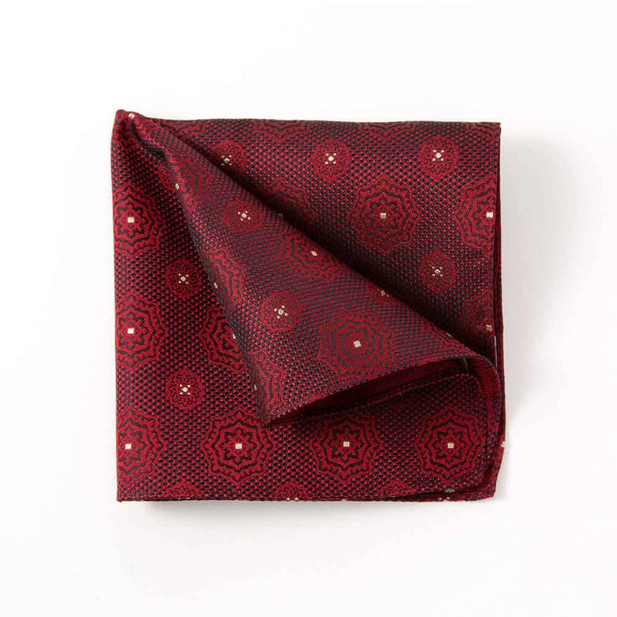 スーツを彩るポケットチーフ