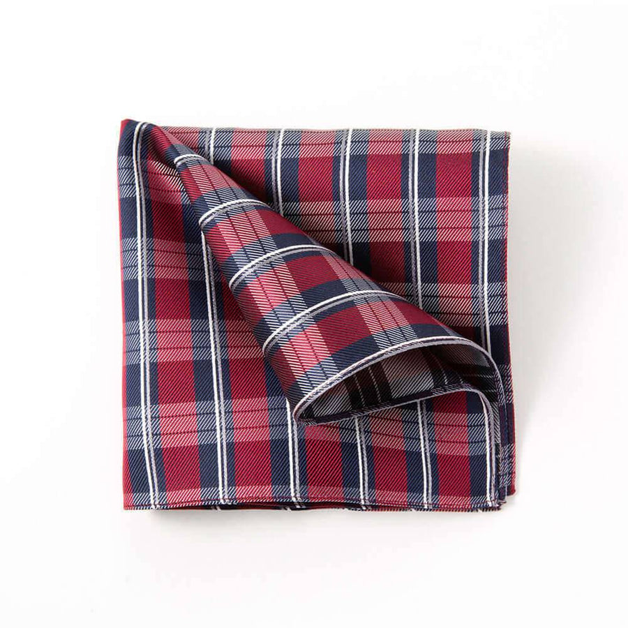 スーツを彩るポケットチーフ