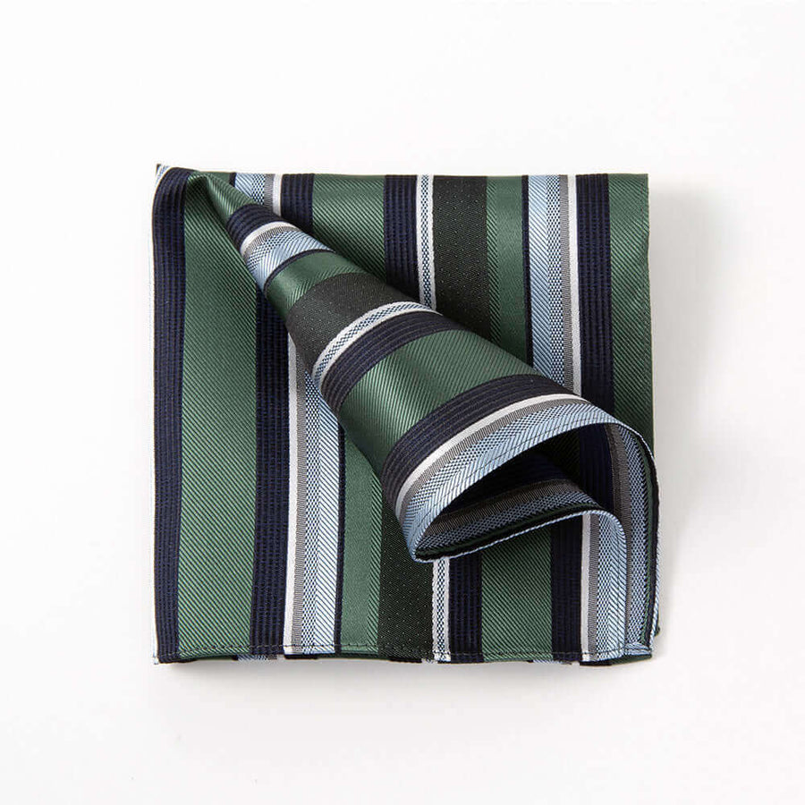 スーツを彩るポケットチーフ