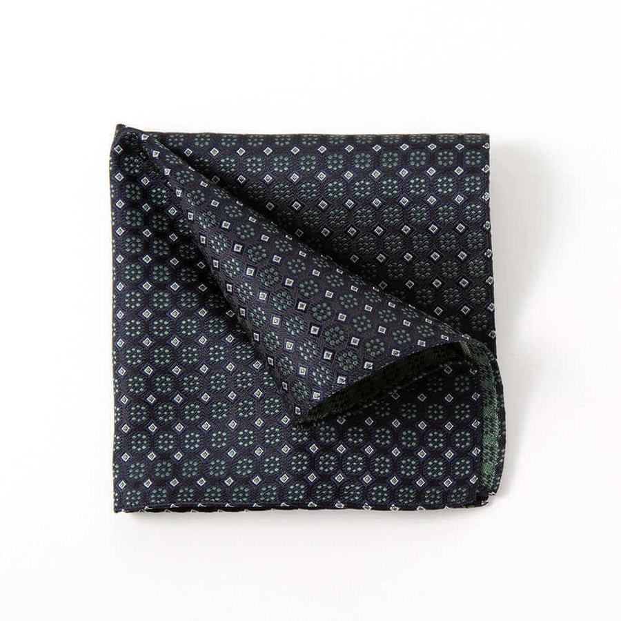 スーツを彩るポケットチーフ