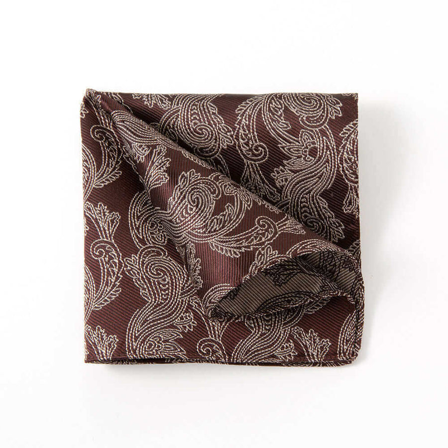 スーツを彩るポケットチーフ