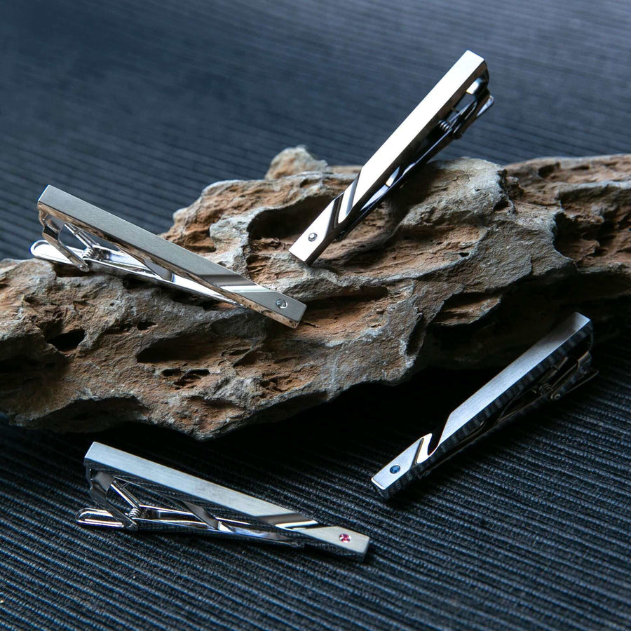 スタイリッシュで万能 クリスタルガラスネクタイピン